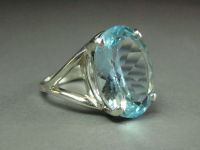 Кольцо из серебра «Овал» с голубым топазом